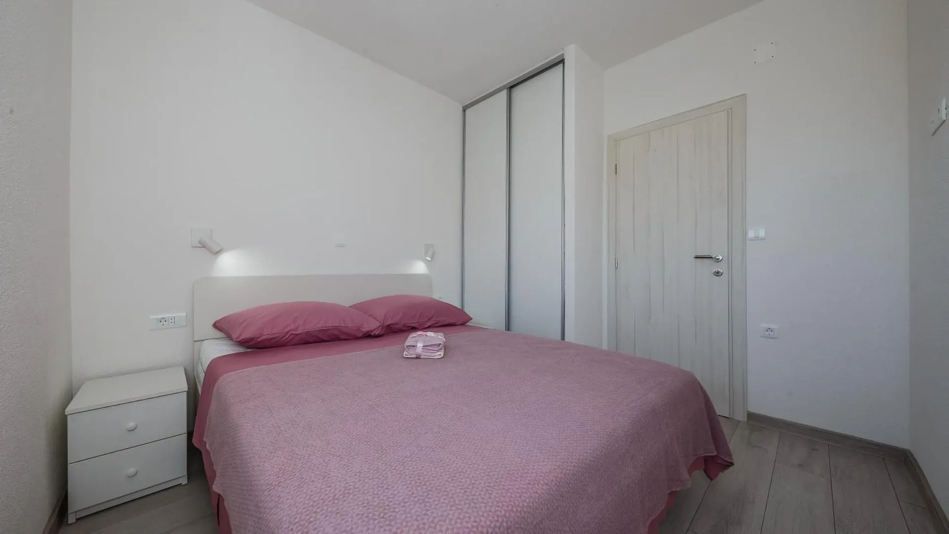Apartments By The Sea Kastel Stafilic, Kastela - 20979 0*,